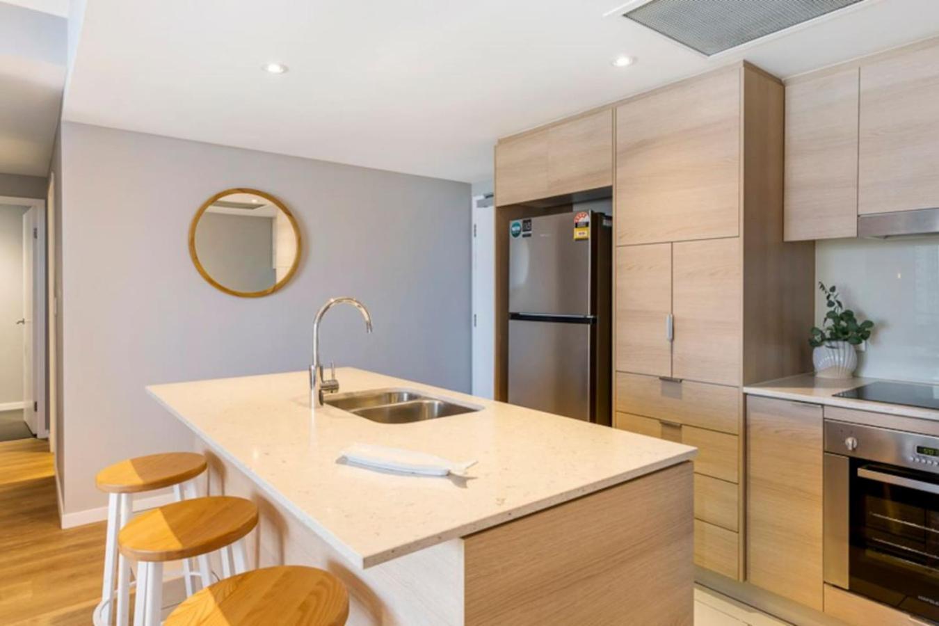 Broadbeach Ocean View Wifi Parking Apartment Gold Coast