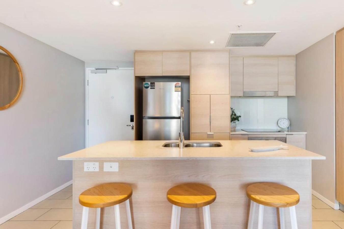 Broadbeach Ocean View Wifi Parking Apartment